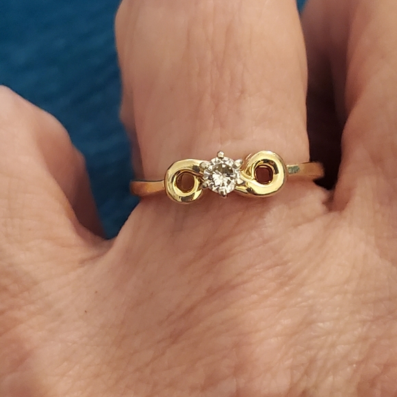 Lovely little 14k yg diamond ring - Picture 3 of 8